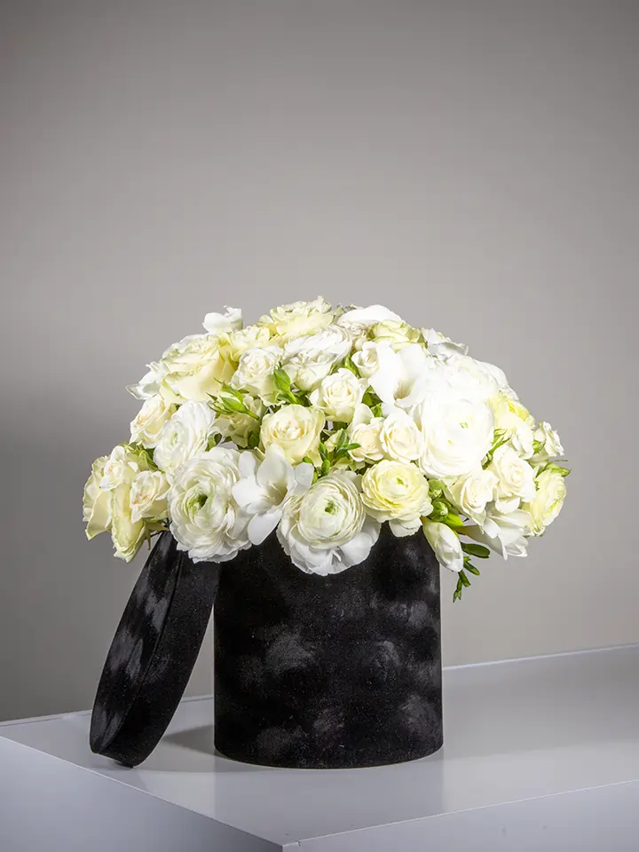 Flower box nera di fiori bianchi con coperchio